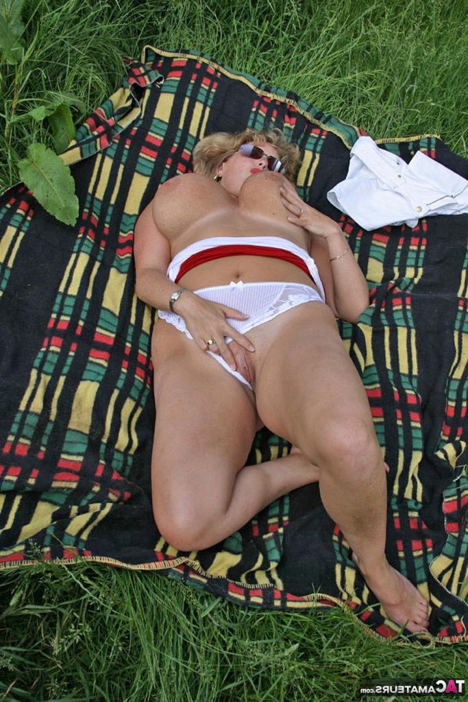 20P A gordinha madura de seios grandes, Curvy Claire, desliza a calcinha para o lado em um campo