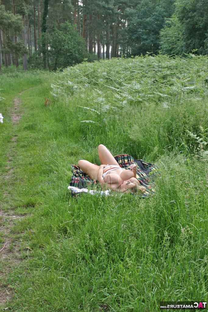 20P A gordinha madura de seios grandes, Curvy Claire, desliza a calcinha para o lado em um campo