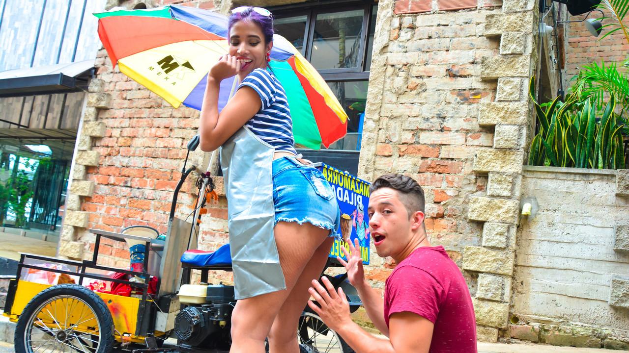 10P Yamile Mil, vendeur ambulant colombien tatoué, fait une pipe en POV contre de l'argent