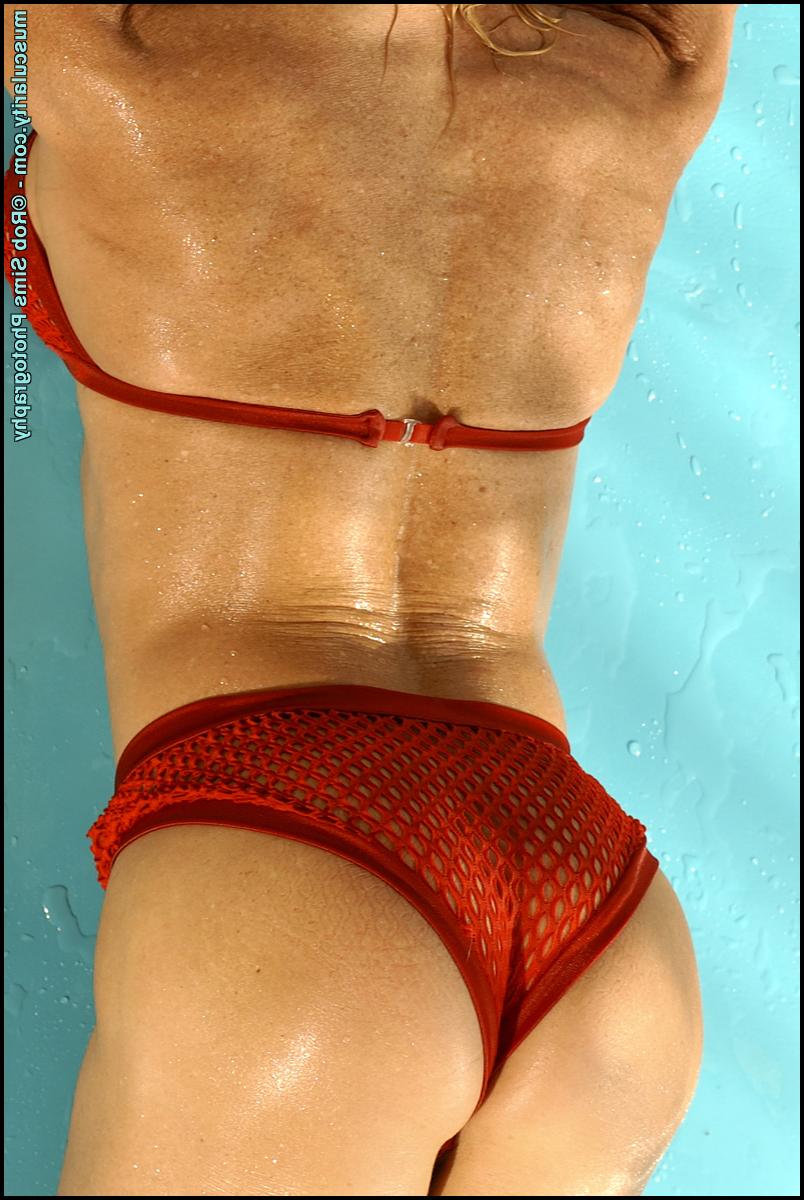 15P Bodybuilder Dena Anne releases her augmented tits while in the water