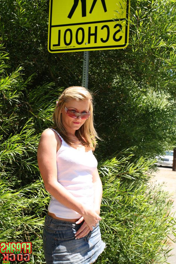 17P Cutie britânica com grandes mamas Sophie Dee posa e fica incrível facial