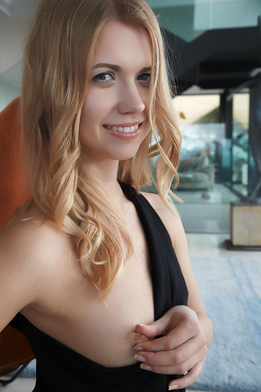 20P Beautiful teen Violette Pink displaying her irresistible shaved pussy up close