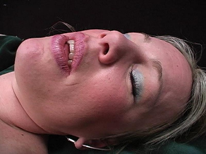 20P La jeune blonde coquine Kitty Faith se fait fesser le gros cul avant de se faire baiser.