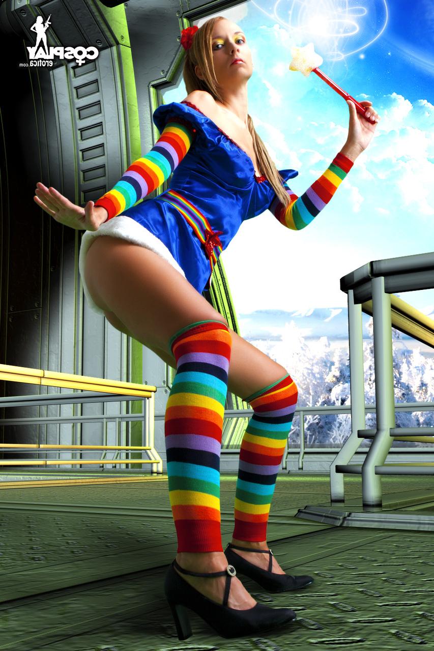 12P Garota de pele clara libera seu corpo nu de roupas de cosplay