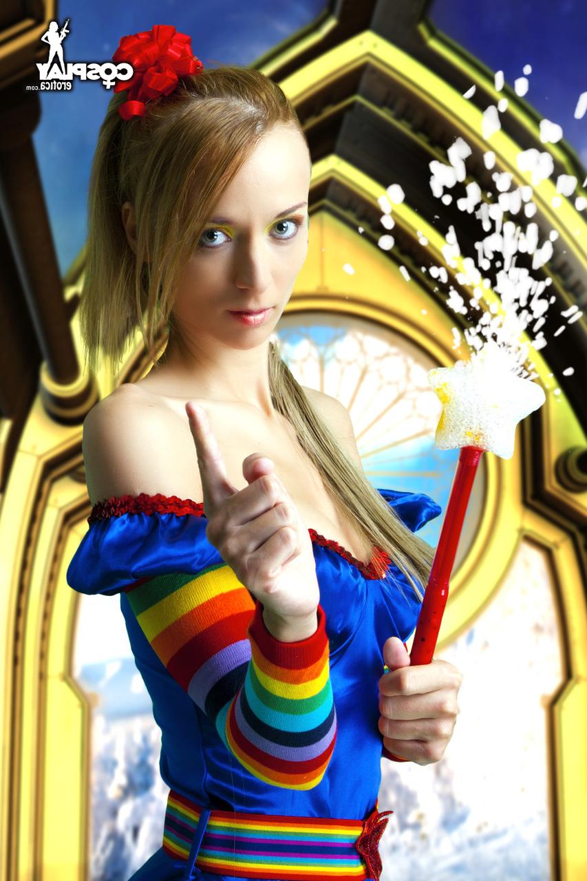 12P Garota de pele clara libera seu corpo nu de roupas de cosplay