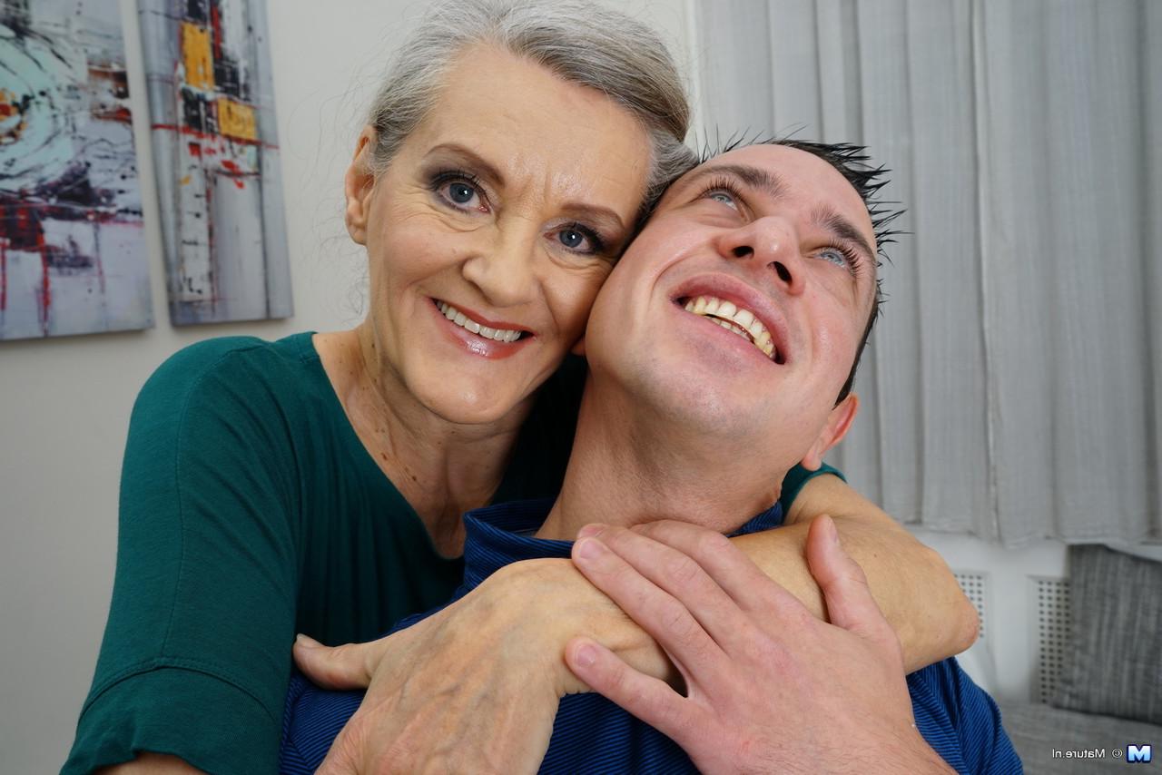 15P Die grauhaarige Oma und ihr kleiner Spielzeugjunge machen sich nach dem Vorspiel ans Ficken