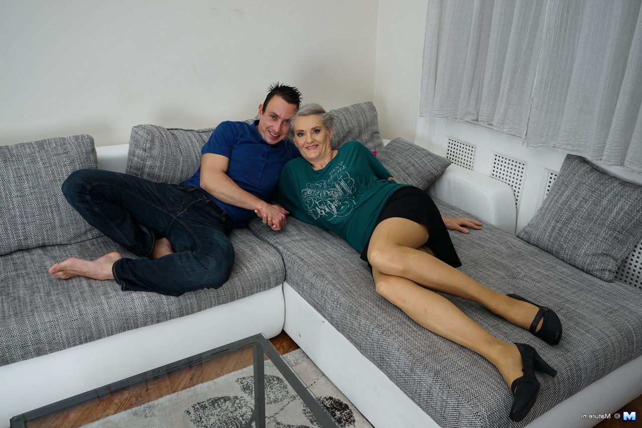 15P Die grauhaarige Oma und ihr kleiner Spielzeugjunge machen sich nach dem Vorspiel ans Ficken