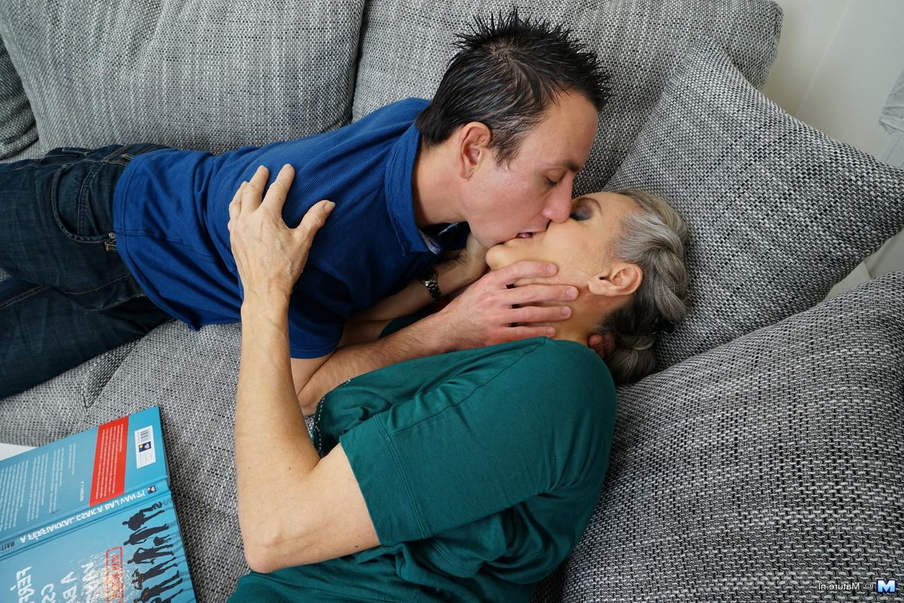 15P Die grauhaarige Oma und ihr kleiner Spielzeugjunge machen sich nach dem Vorspiel ans Ficken