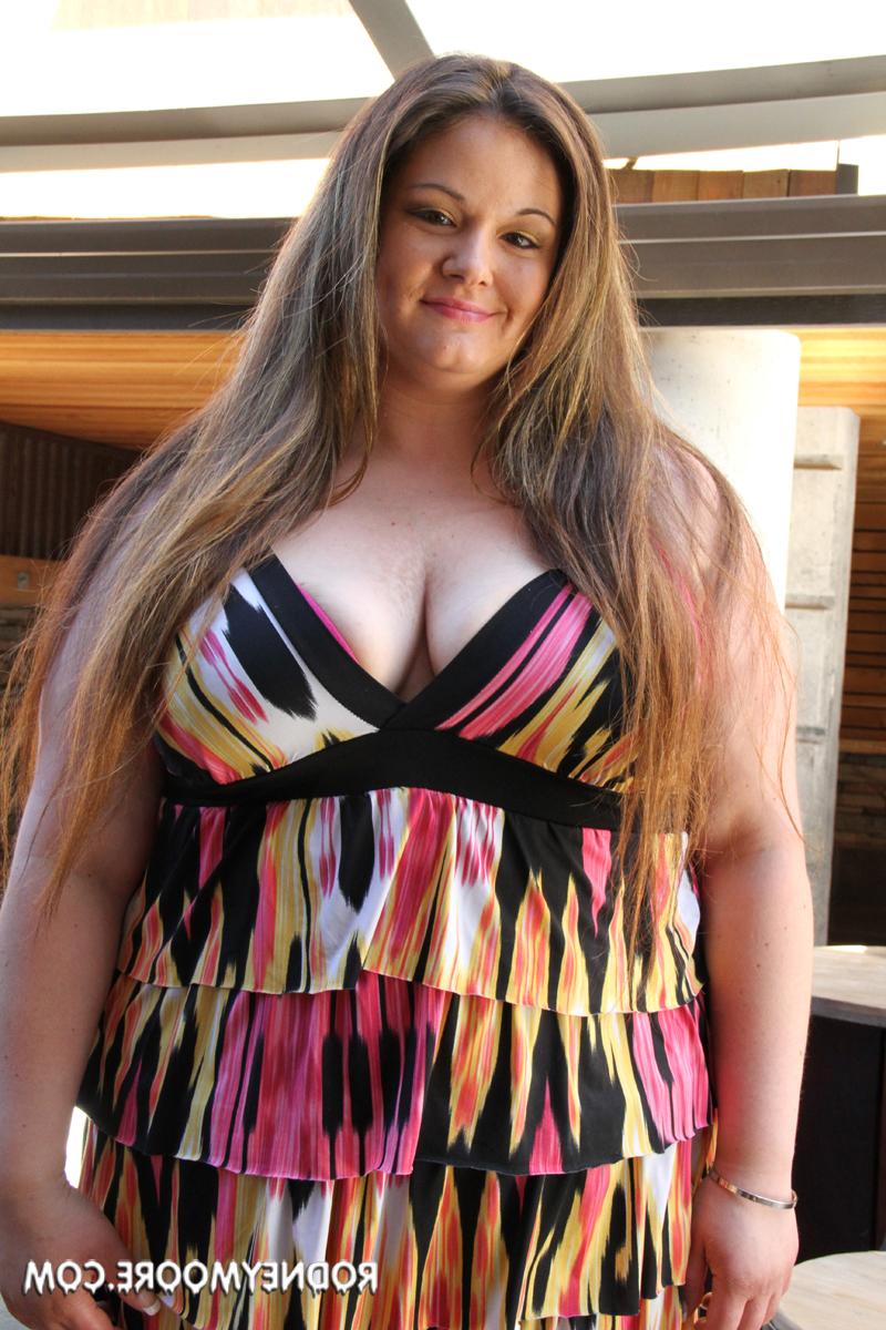 20P Die sexy BBW Angel Cheeks entblößt ihre schlaffen Titten und ihren riesigen Arsch im Freien