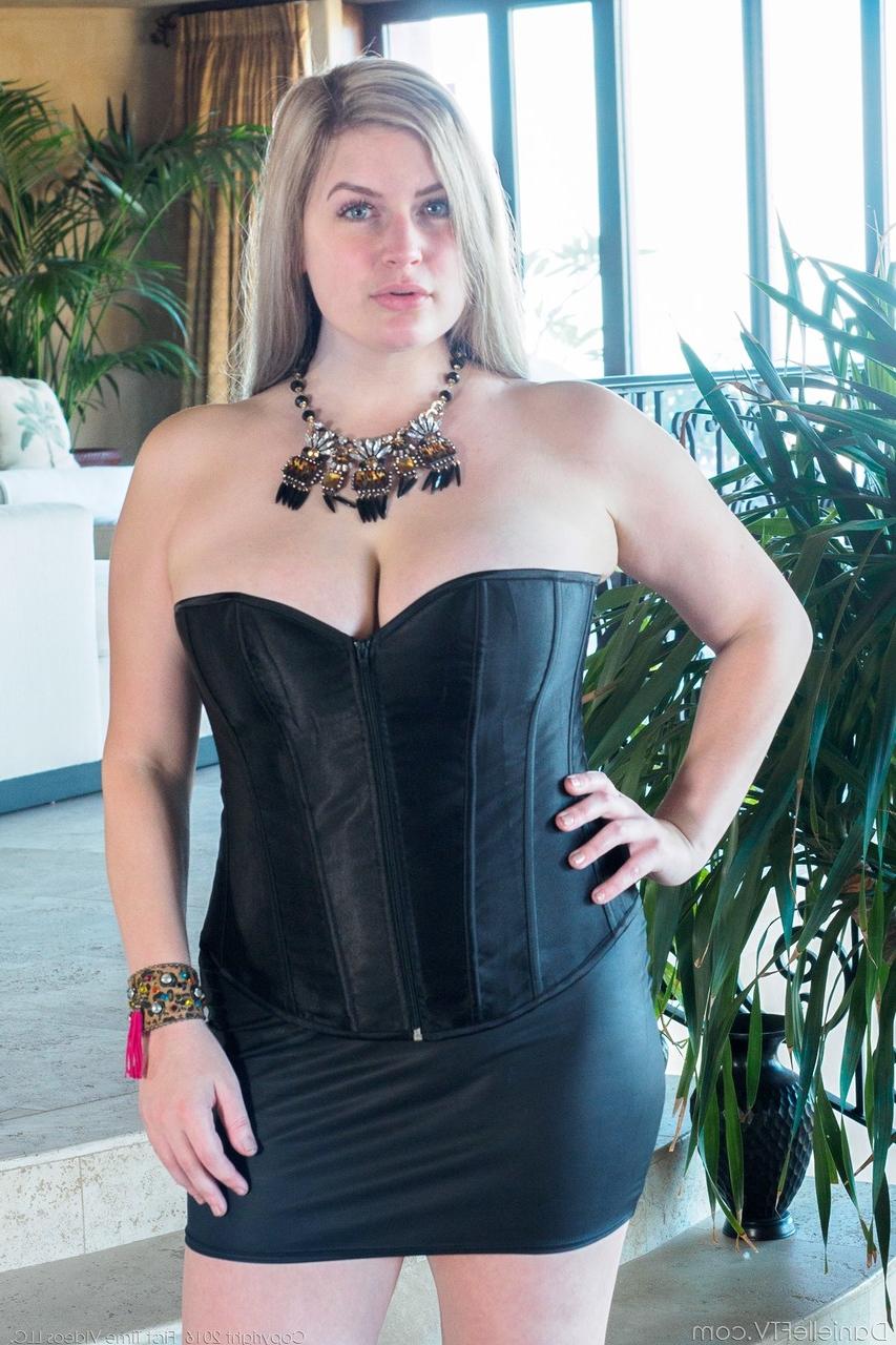 17P Das bekannte, appetitliche, vollbusige Model Danielle entblößt ihre Muschi in einem sexy schwarzen Korsett