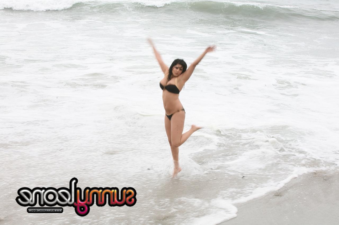 20P Famous Indian nude model Sunny Leone poses in black swimsuit on the beach
