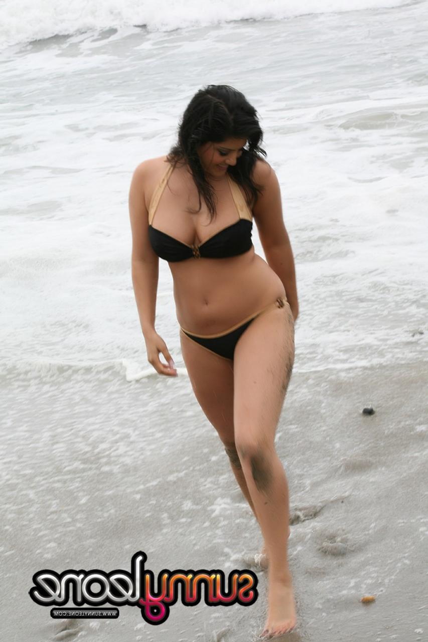 20P Famous Indian nude model Sunny Leone poses in black swimsuit on the beach