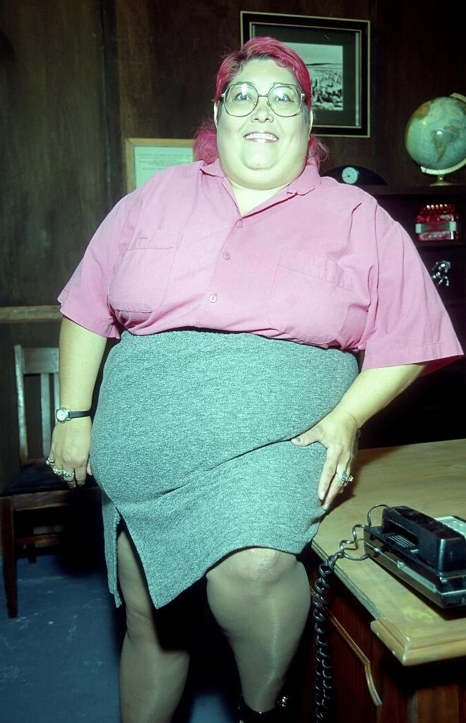 20P La BBW de pelo rosa Cadence Harden seduce y se folla a su jefe en la oficina
