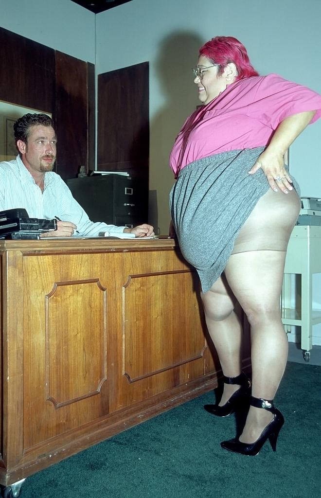 20P La BBW de pelo rosa Cadence Harden seduce y se folla a su jefe en la oficina