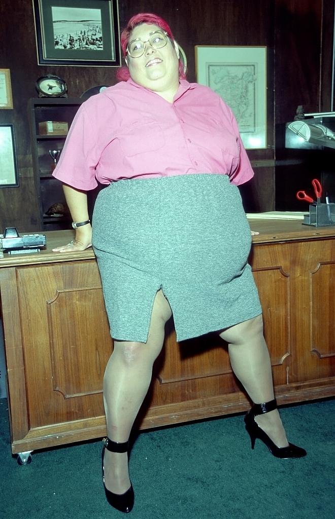 20P La BBW de pelo rosa Cadence Harden seduce y se folla a su jefe en la oficina