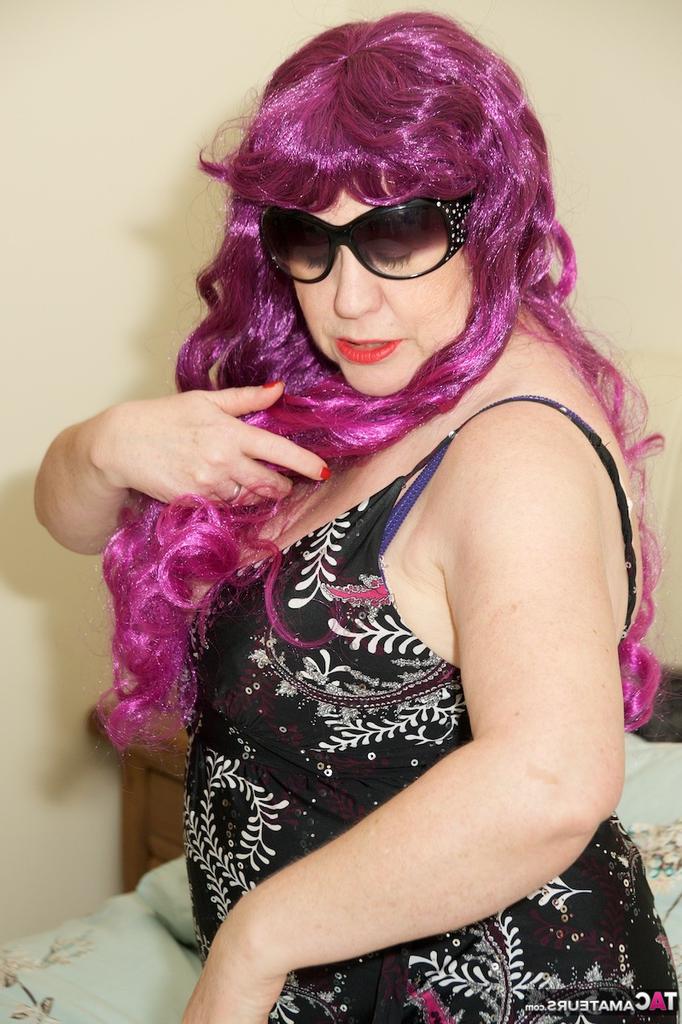 20P Mamie chaude aux cheveux violets libère ses seins flasques et écarte les jambes pour jouer en collants