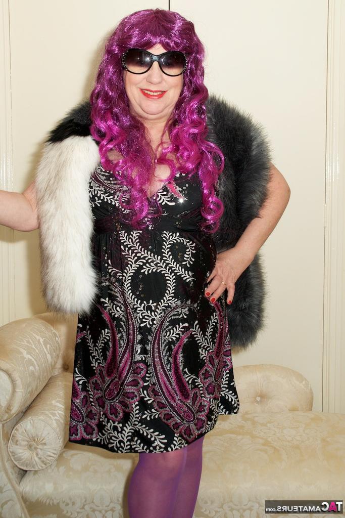 20P Mamie chaude aux cheveux violets libère ses seins flasques et écarte les jambes pour jouer en collants