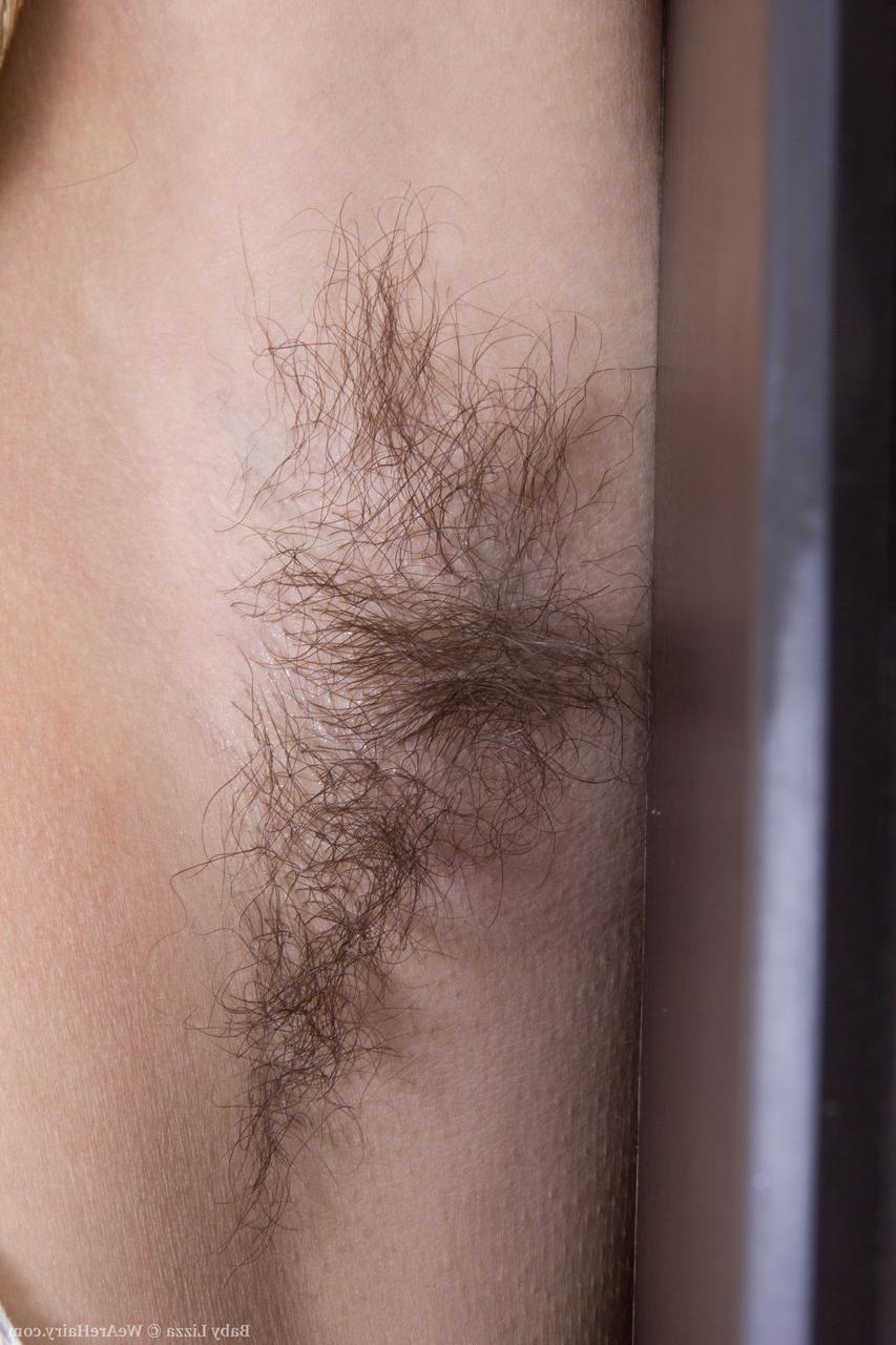 19P Pequeña rubia de tetas naturales baby lizza mostrando su castor peludo