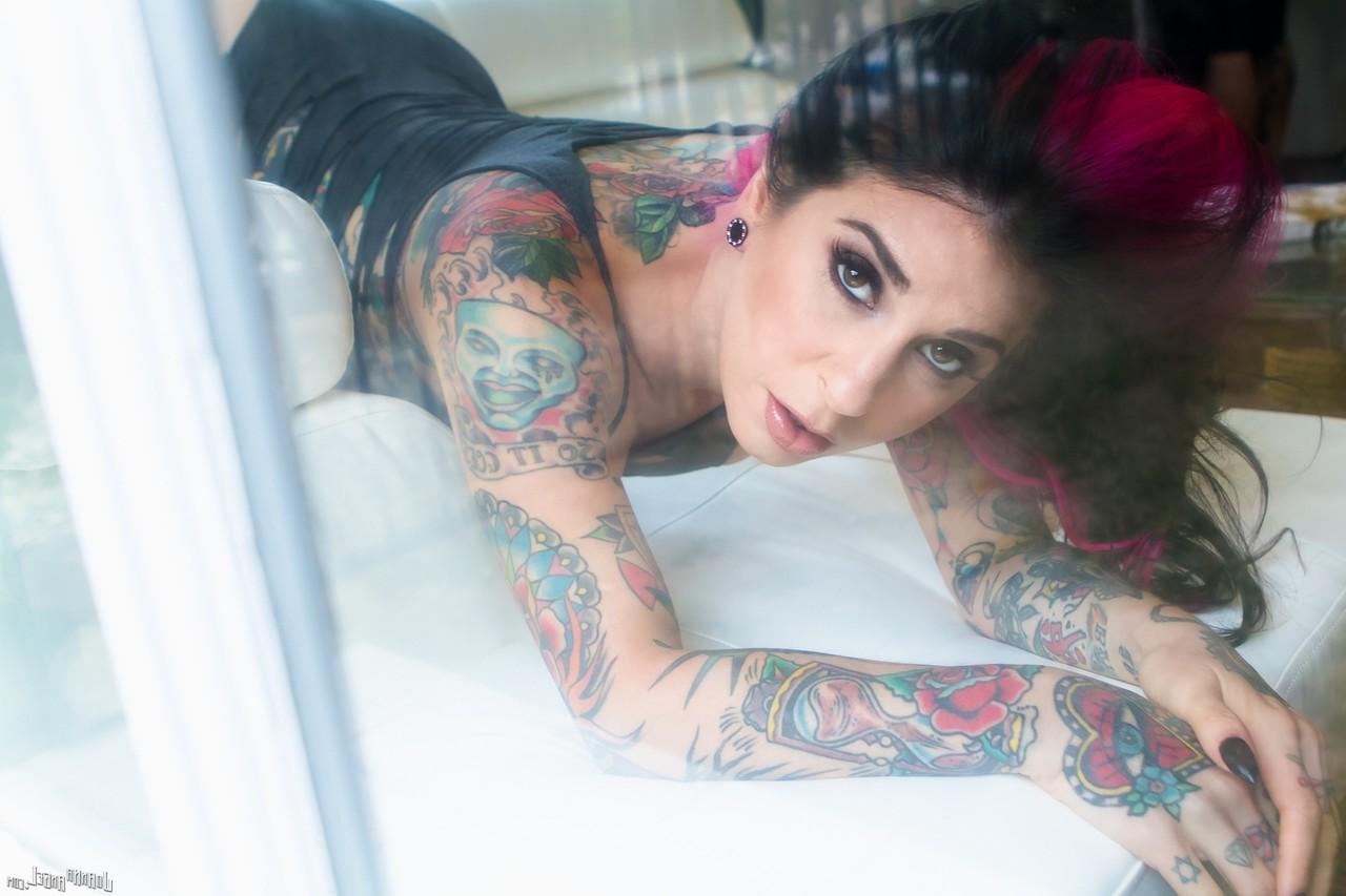 17P La star du porno alternatif la plus célèbre, Joanna Angel, montre son corps mince et tatoué.