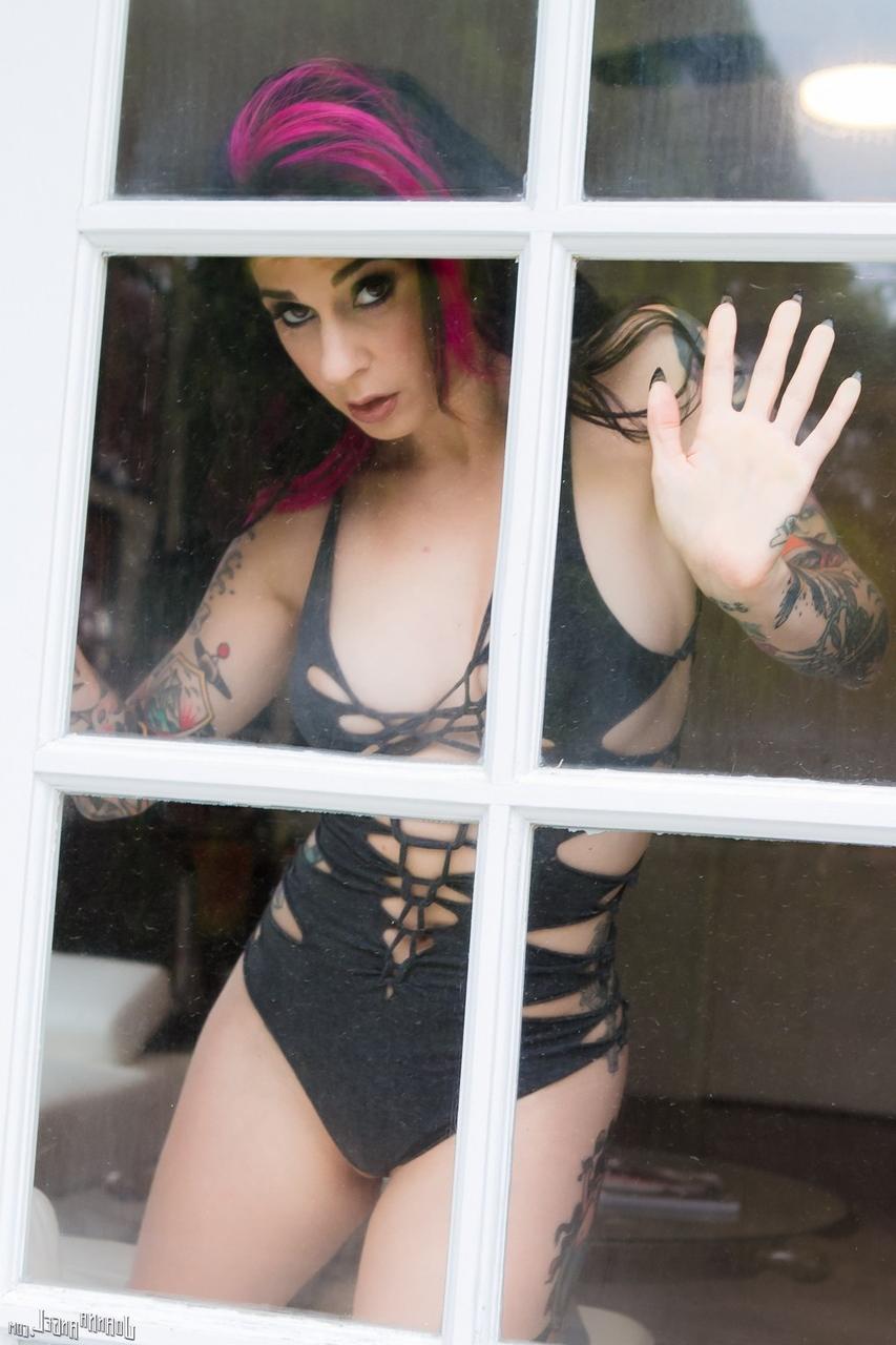 17P La star du porno alternatif la plus célèbre, Joanna Angel, montre son corps mince et tatoué.