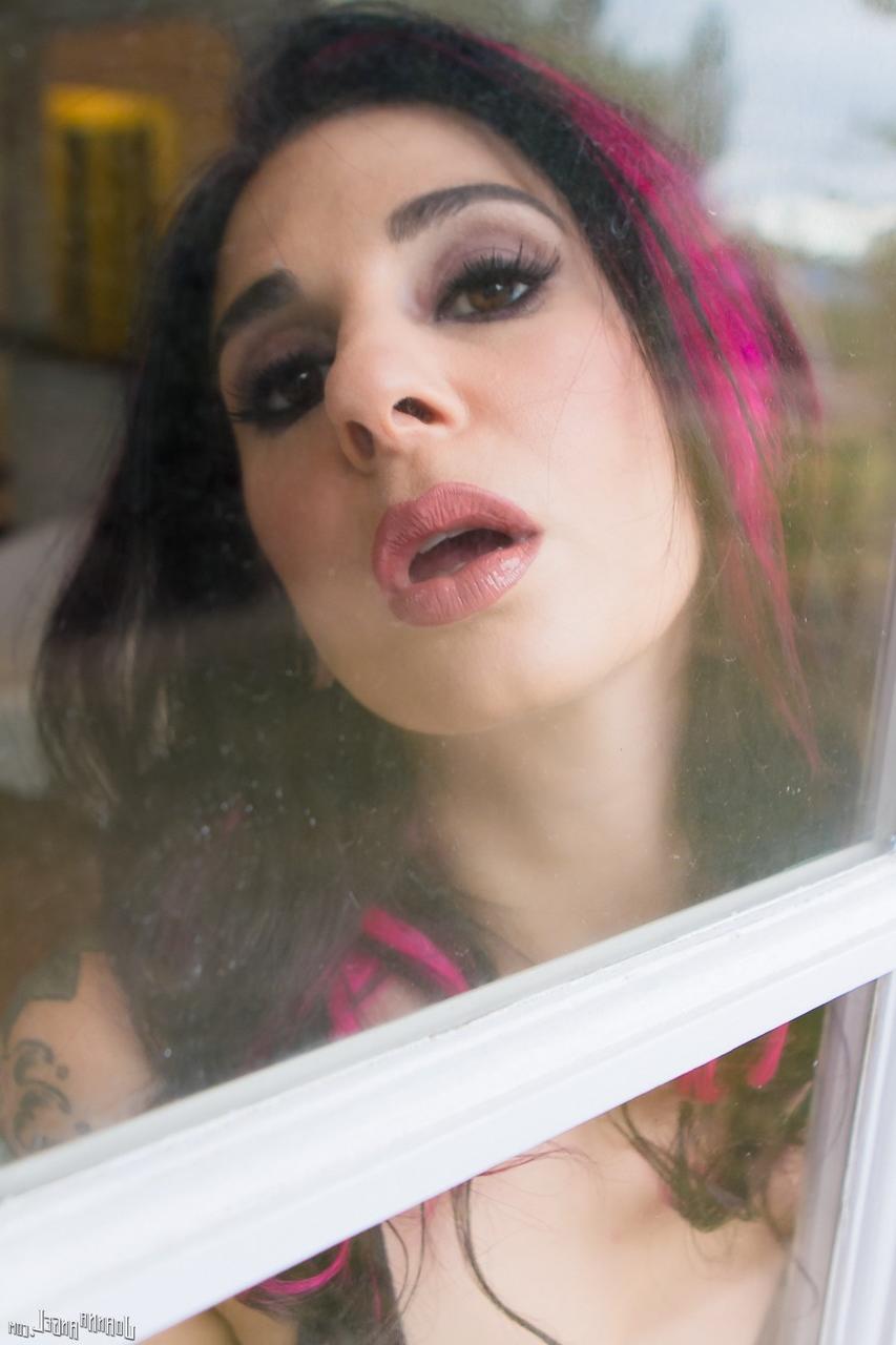 17P La star du porno alternatif la plus célèbre, Joanna Angel, montre son corps mince et tatoué.