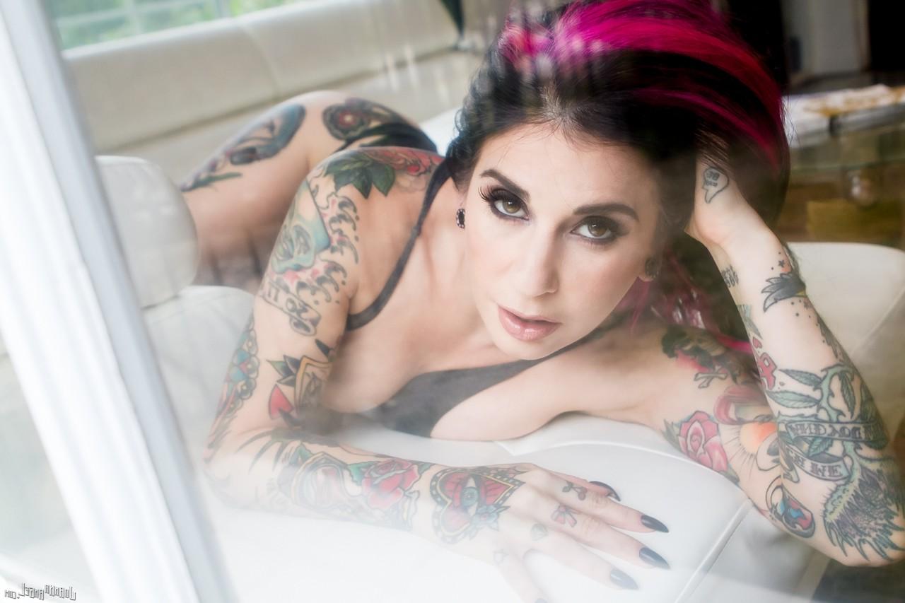 17P La star du porno alternatif la plus célèbre, Joanna Angel, montre son corps mince et tatoué.