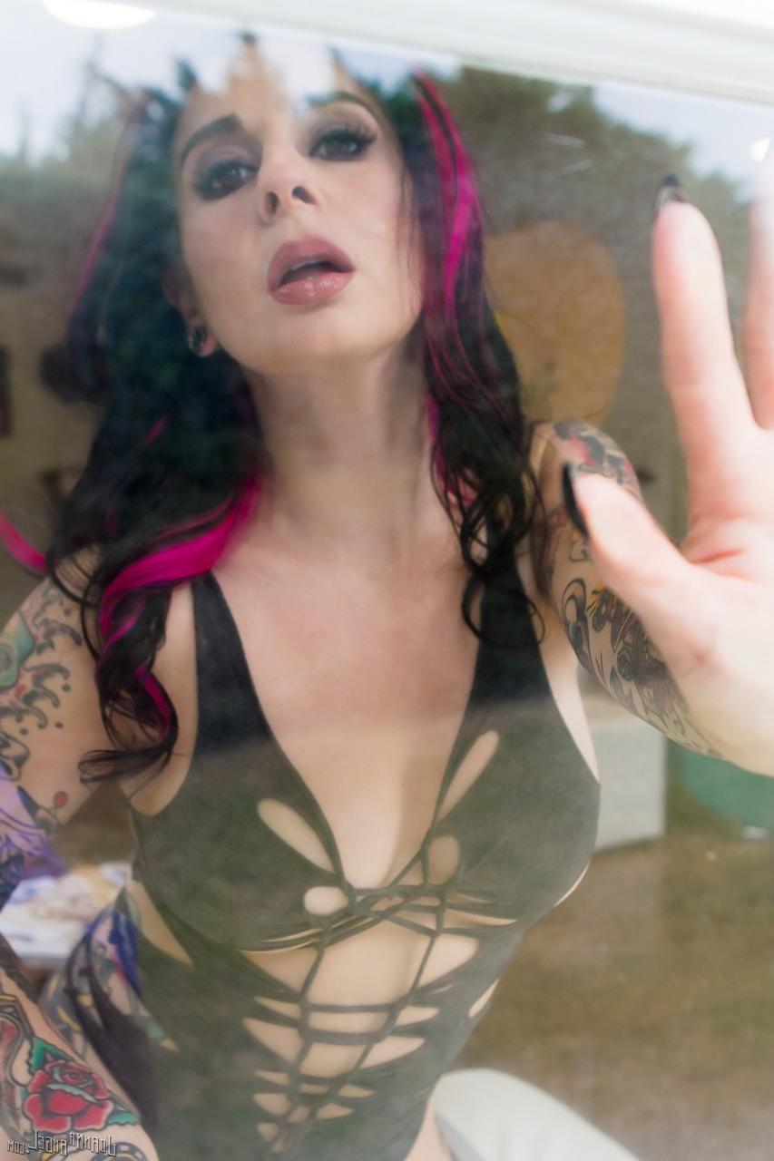 17P La star du porno alternatif la plus célèbre, Joanna Angel, montre son corps mince et tatoué.