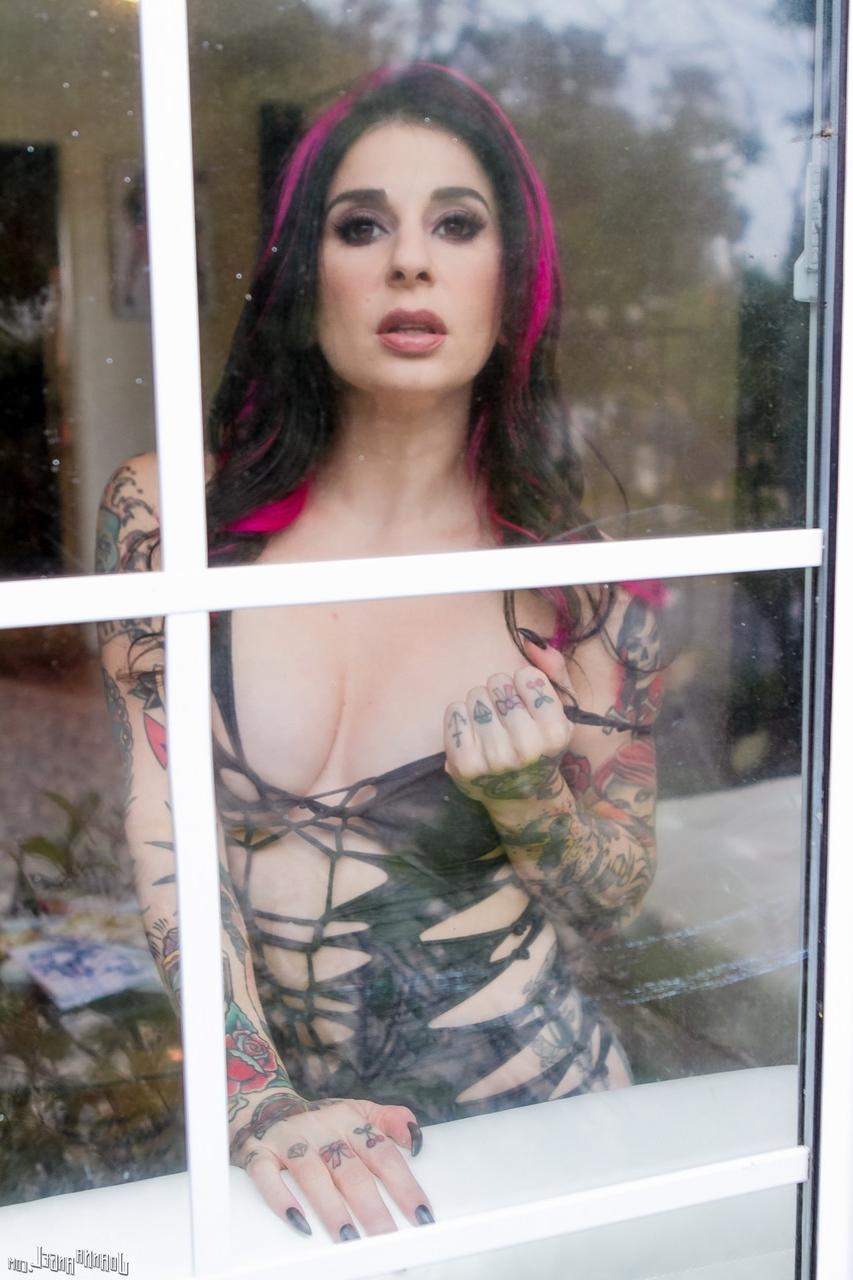17P La star du porno alternatif la plus célèbre, Joanna Angel, montre son corps mince et tatoué.