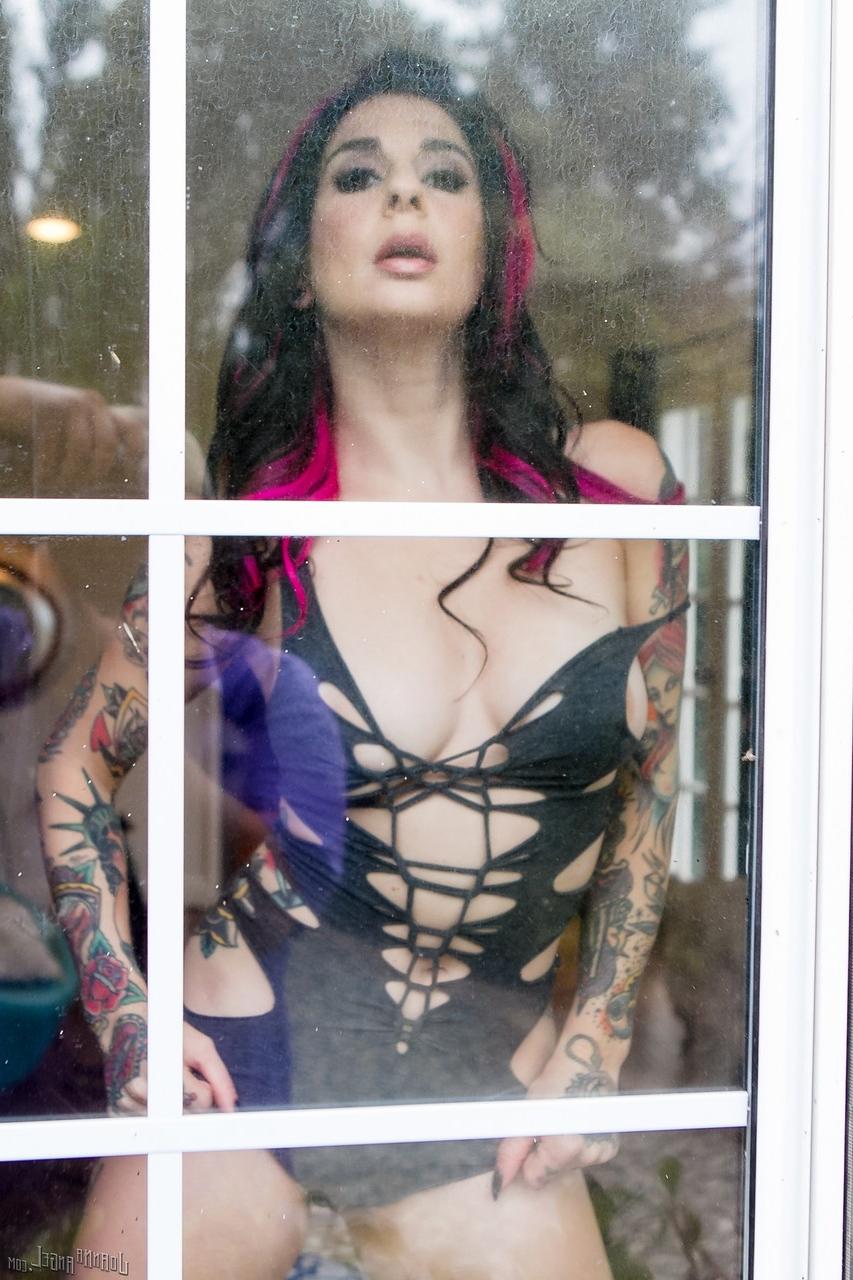 17P La star du porno alternatif la plus célèbre, Joanna Angel, montre son corps mince et tatoué.