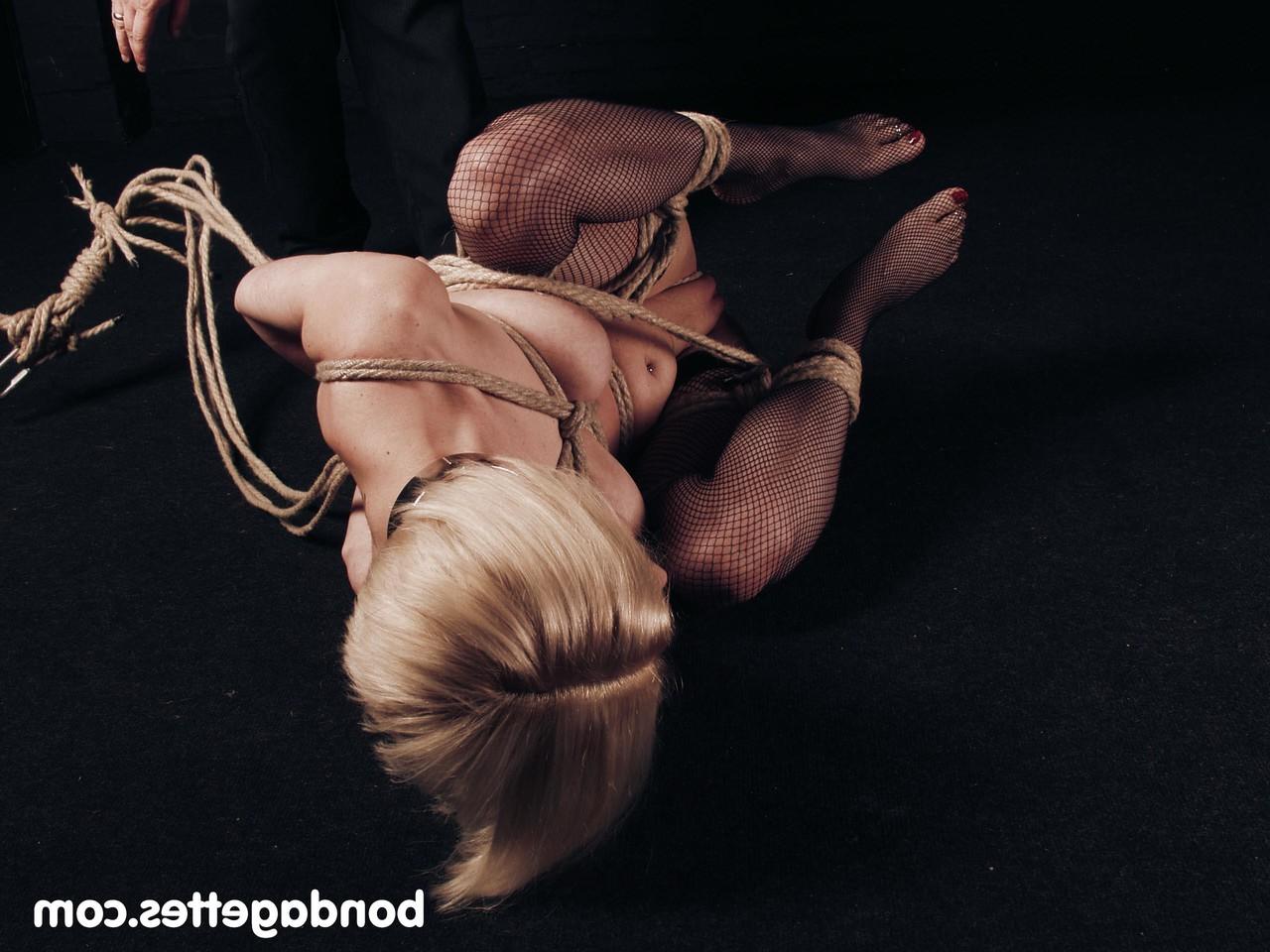 20P La rubia kayle devil muestra sus dulces tetas y su coño calvo en bondage con cuerdas