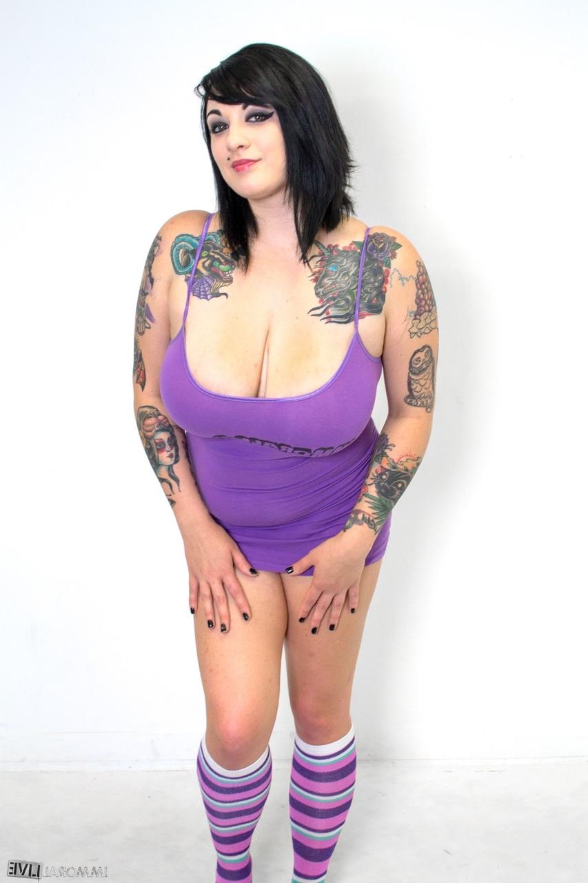 20P A adolescente tatuada e curvilínea Noelle Easton posa em um vestido quente e com a bunda nua