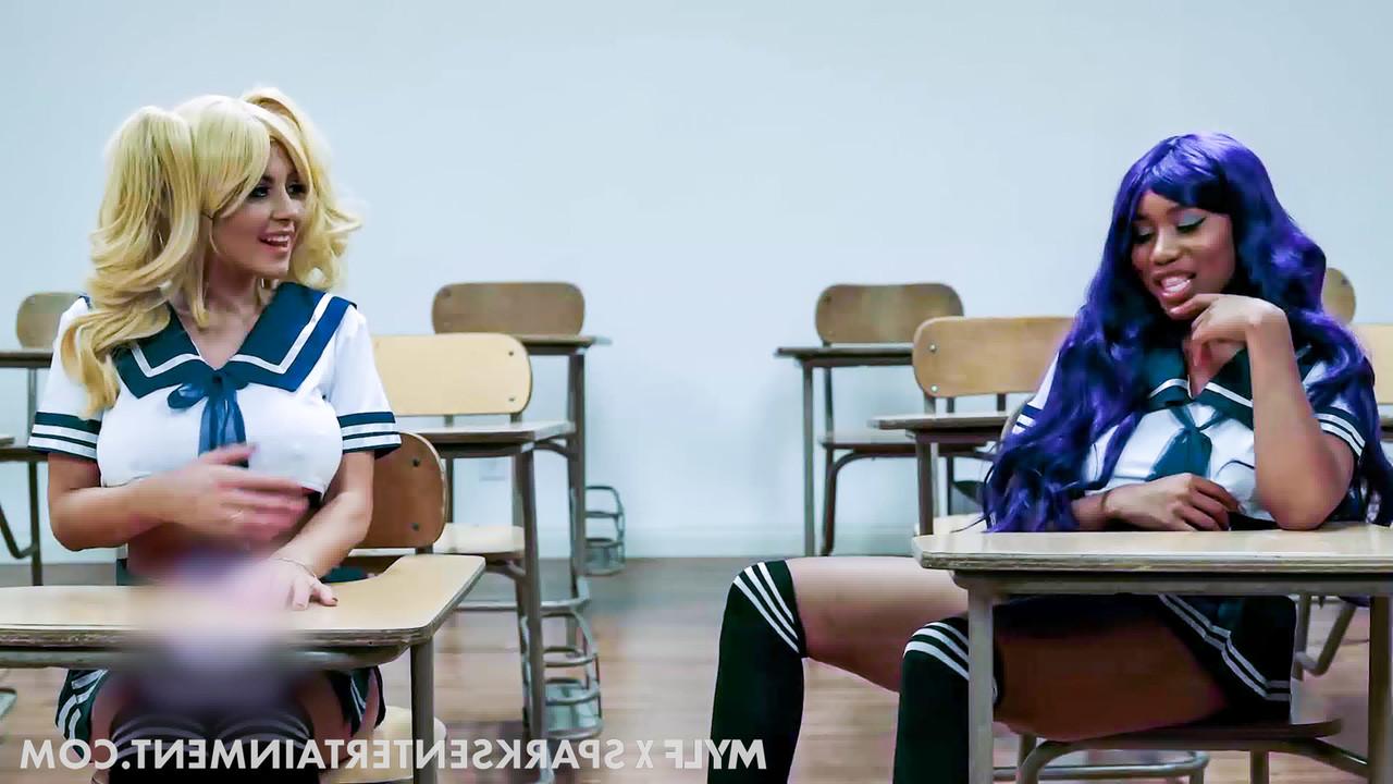 20P Jenna Foxx et Kayla Kayden, écolières lesbiennes, font une fellation en classe.