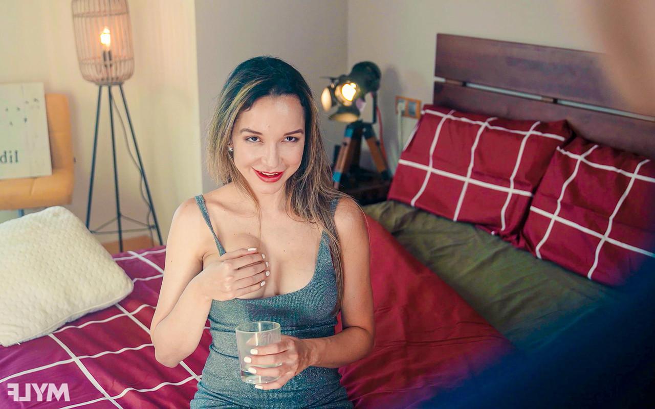 20P Brasileira lactante MILF Francys Belle é seduzida e fodida por um garanhão