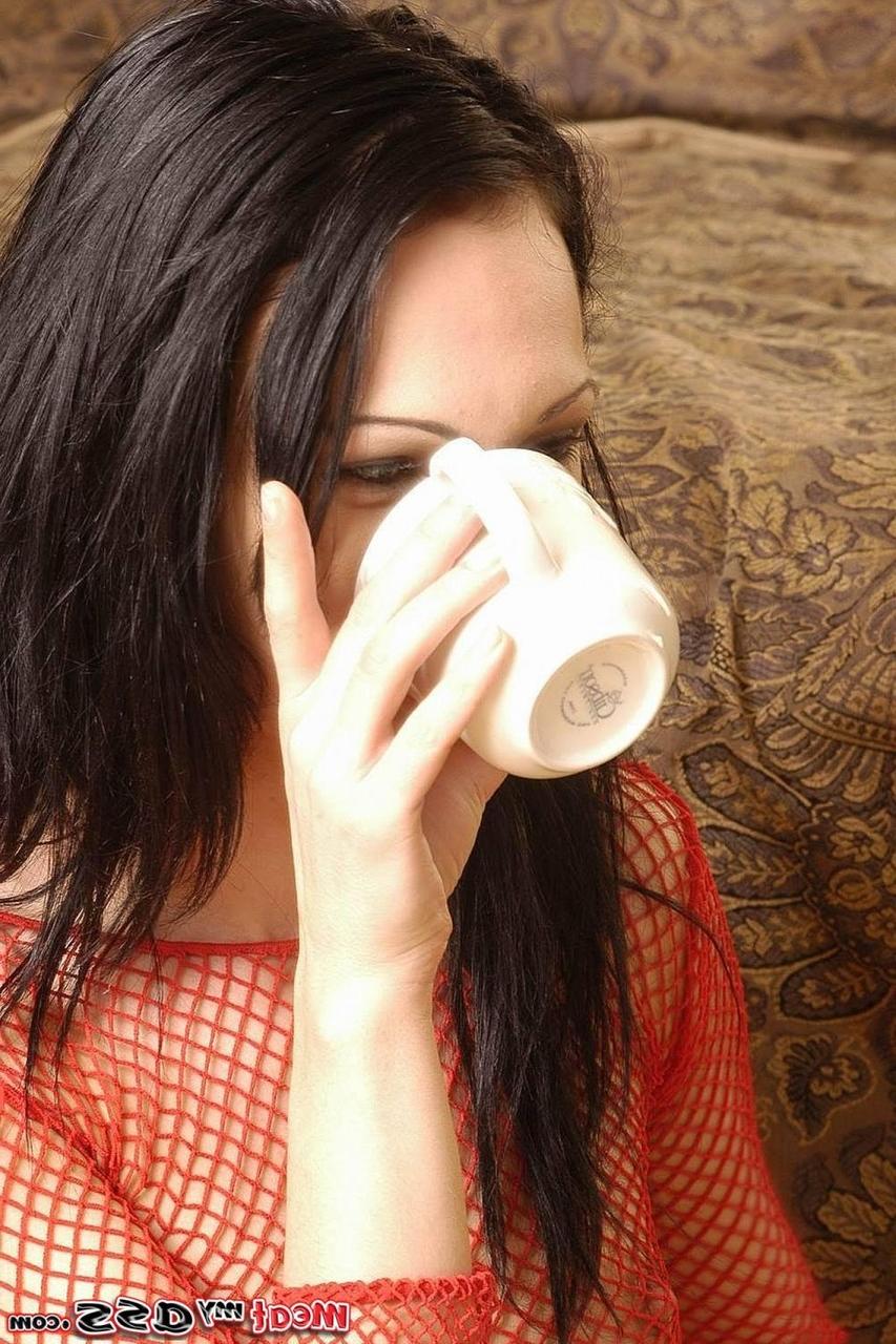 17P Victoria Sin, une fille aux cheveux noirs, dégouline de sperme de sa bouche après une relation anale.