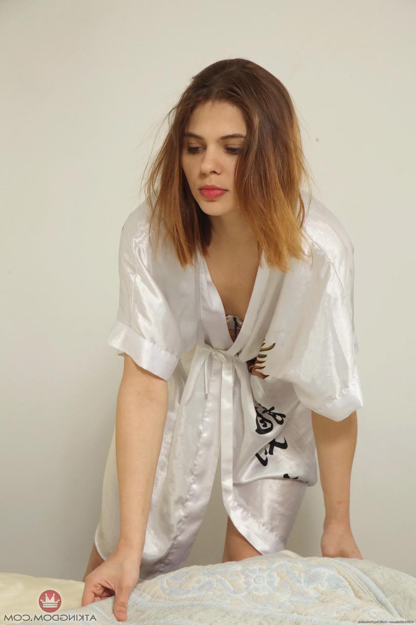 20P Die ukrainische Teenagerin Erika Kortni zieht ihren haarigen Biber aus und fingert ihn im Spiegel