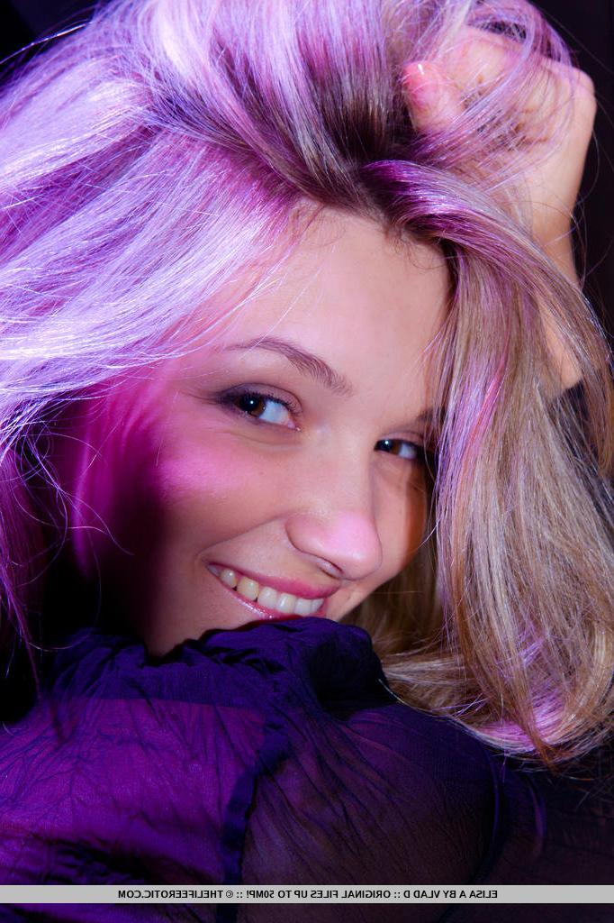 16P La sexy joven rubia Elisa A juega con su bonito coño durante una acción en solitario
