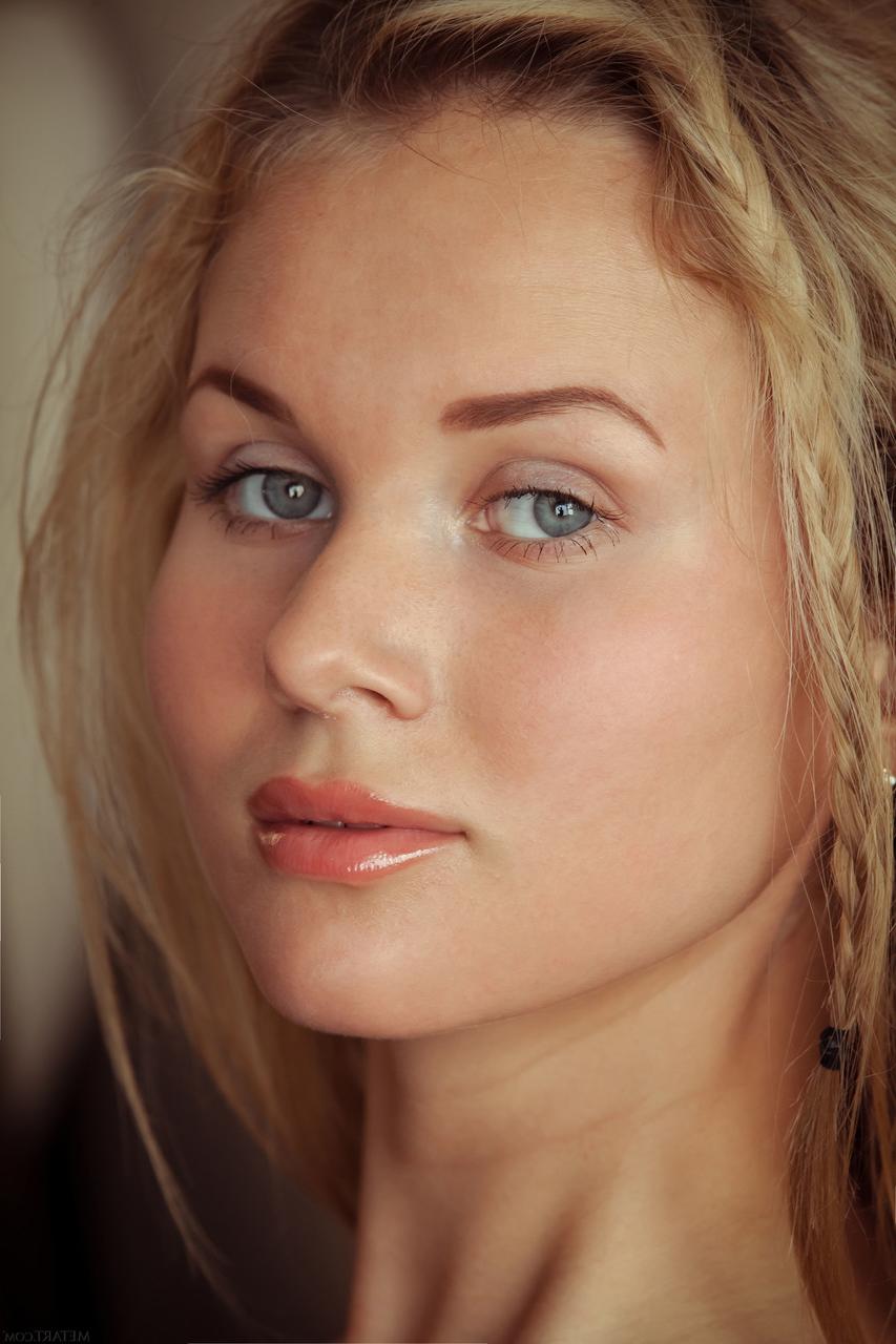 20P Die blauäugige Teenagerin Caroline Abel entblößt in einem Solo ihren großen Arsch und ihre Titten