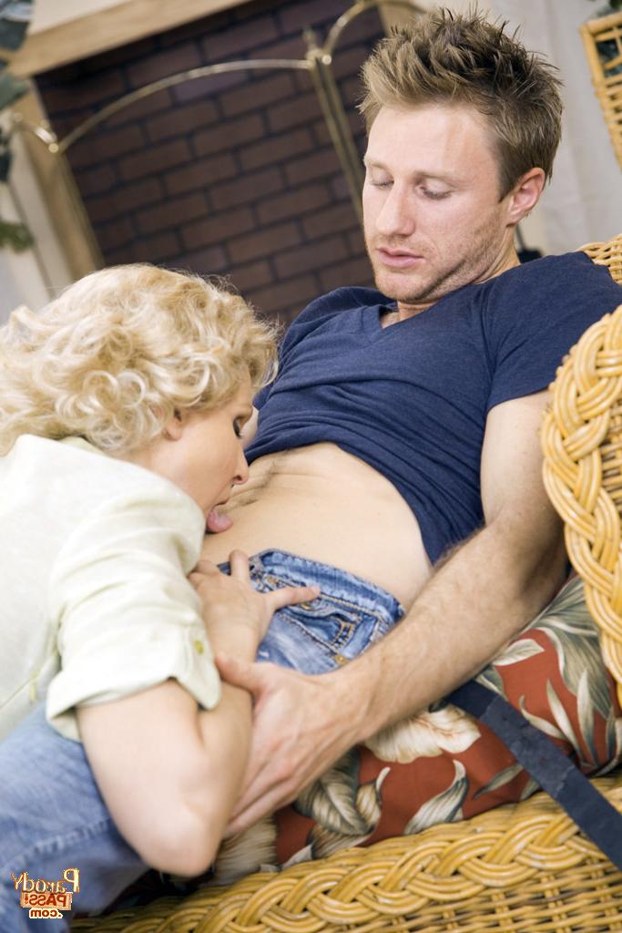 20P Sexy amerikanische Hausfrauen, jugendliche Schuljungen in einer Zusammenstellung mit großen Brüsten