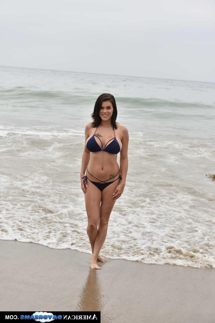 20P Gata sexy com peitos grandes Peta Jensen dá uma cabeça alucinante no ponto de vista