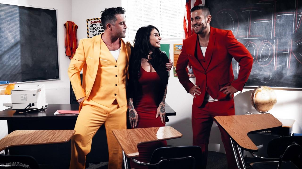 15P La morena Joanna Angel tiene un trío con chicos bisexuales en un salón de clases