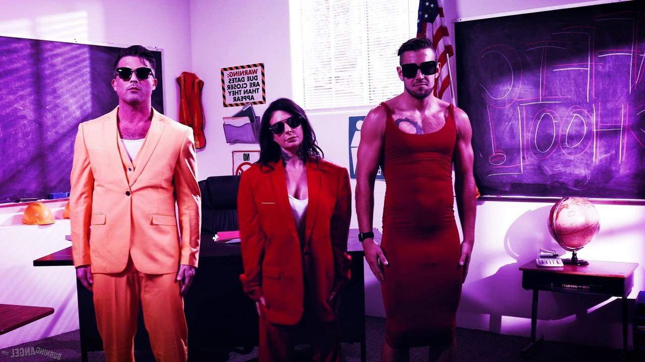 15P La morena Joanna Angel tiene un trío con chicos bisexuales en un salón de clases