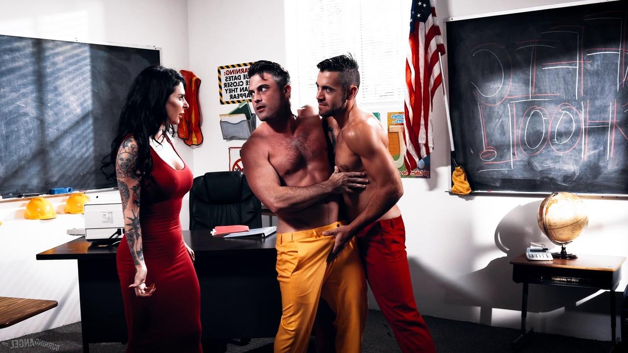 15P La morena Joanna Angel tiene un trío con chicos bisexuales en un salón de clases