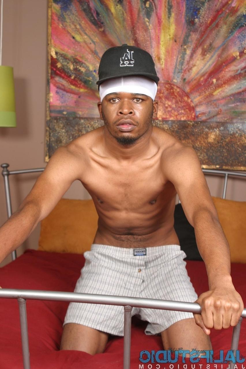 20P O cara gay curto de ébano R Devil tira a roupa e toca seu enorme pau preto peludo