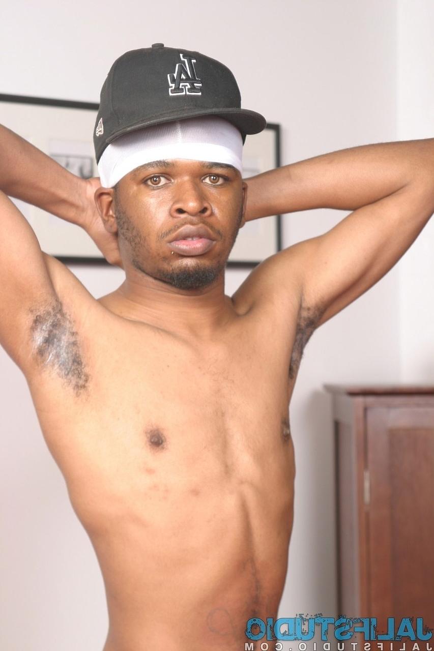 20P O cara gay curto de ébano R Devil tira a roupa e toca seu enorme pau preto peludo