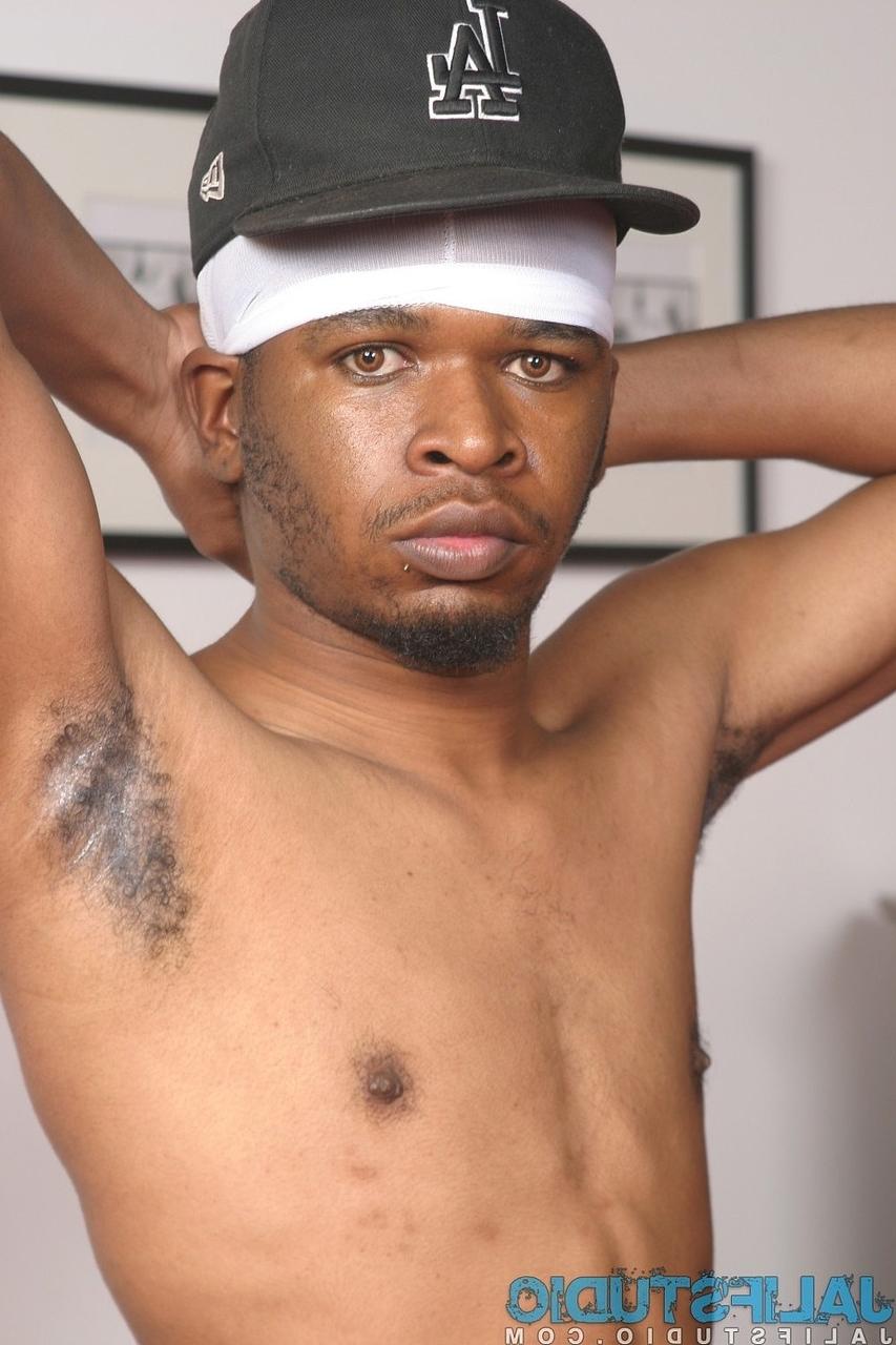 20P O cara gay curto de ébano R Devil tira a roupa e toca seu enorme pau preto peludo