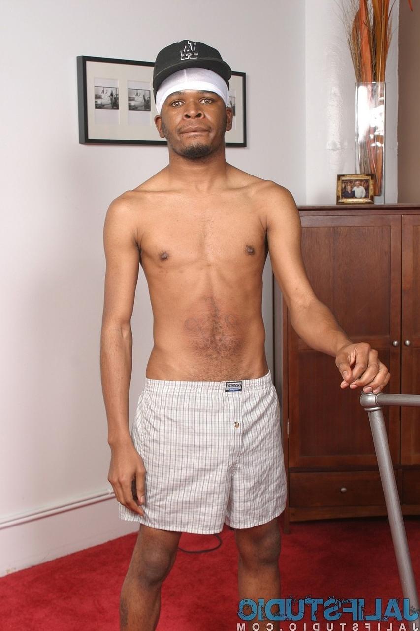 20P O cara gay curto de ébano R Devil tira a roupa e toca seu enorme pau preto peludo