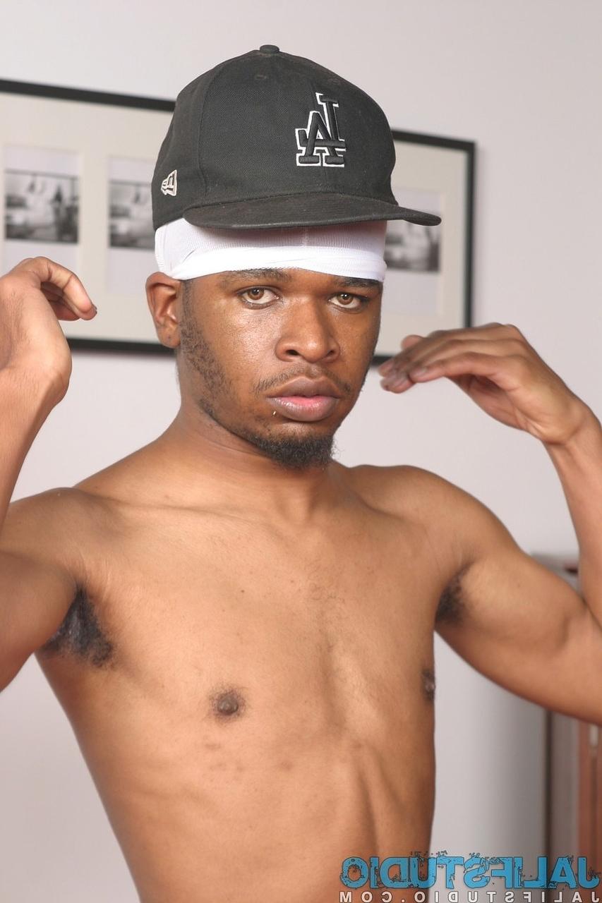 20P O cara gay curto de ébano R Devil tira a roupa e toca seu enorme pau preto peludo