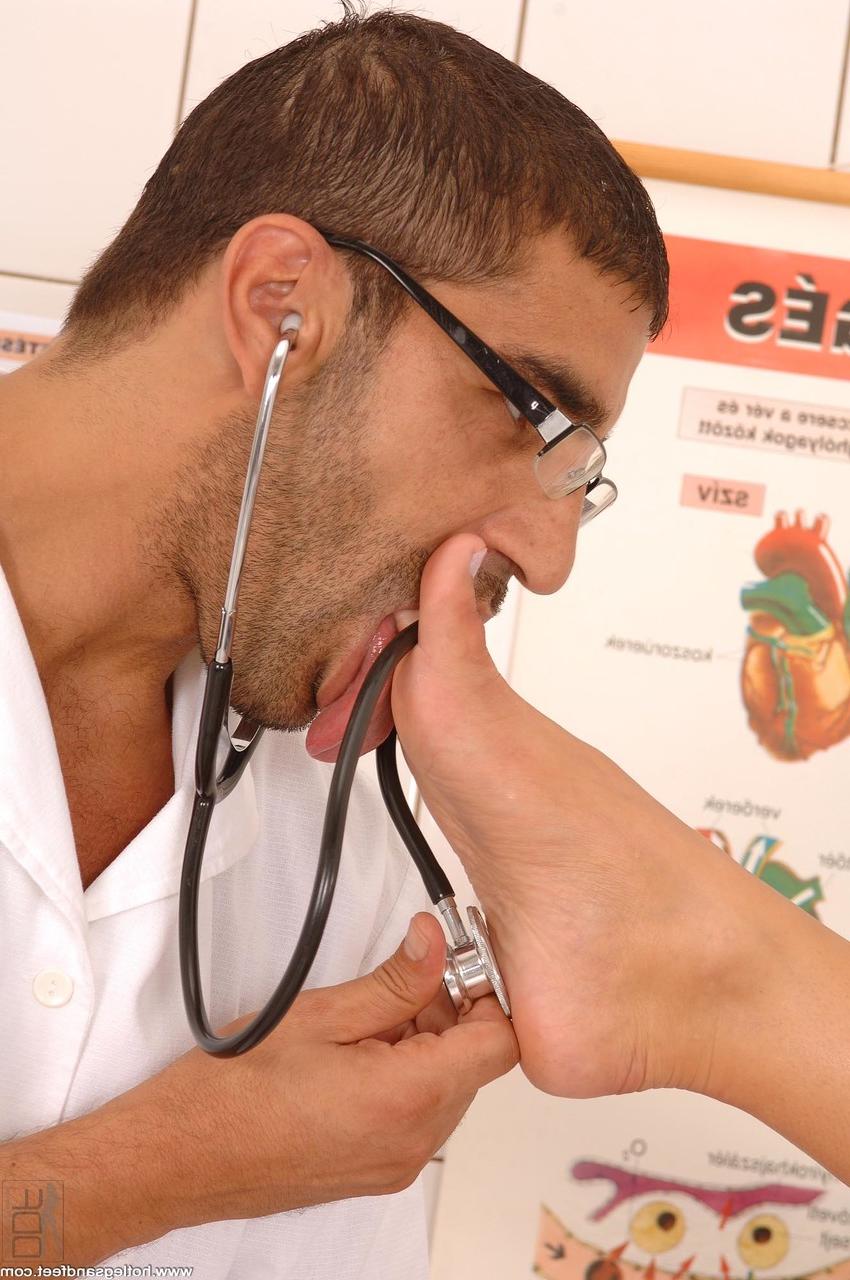 20P Ferida MILF Veronica Vanoza tem seus pés adorados e fodidos por um médico