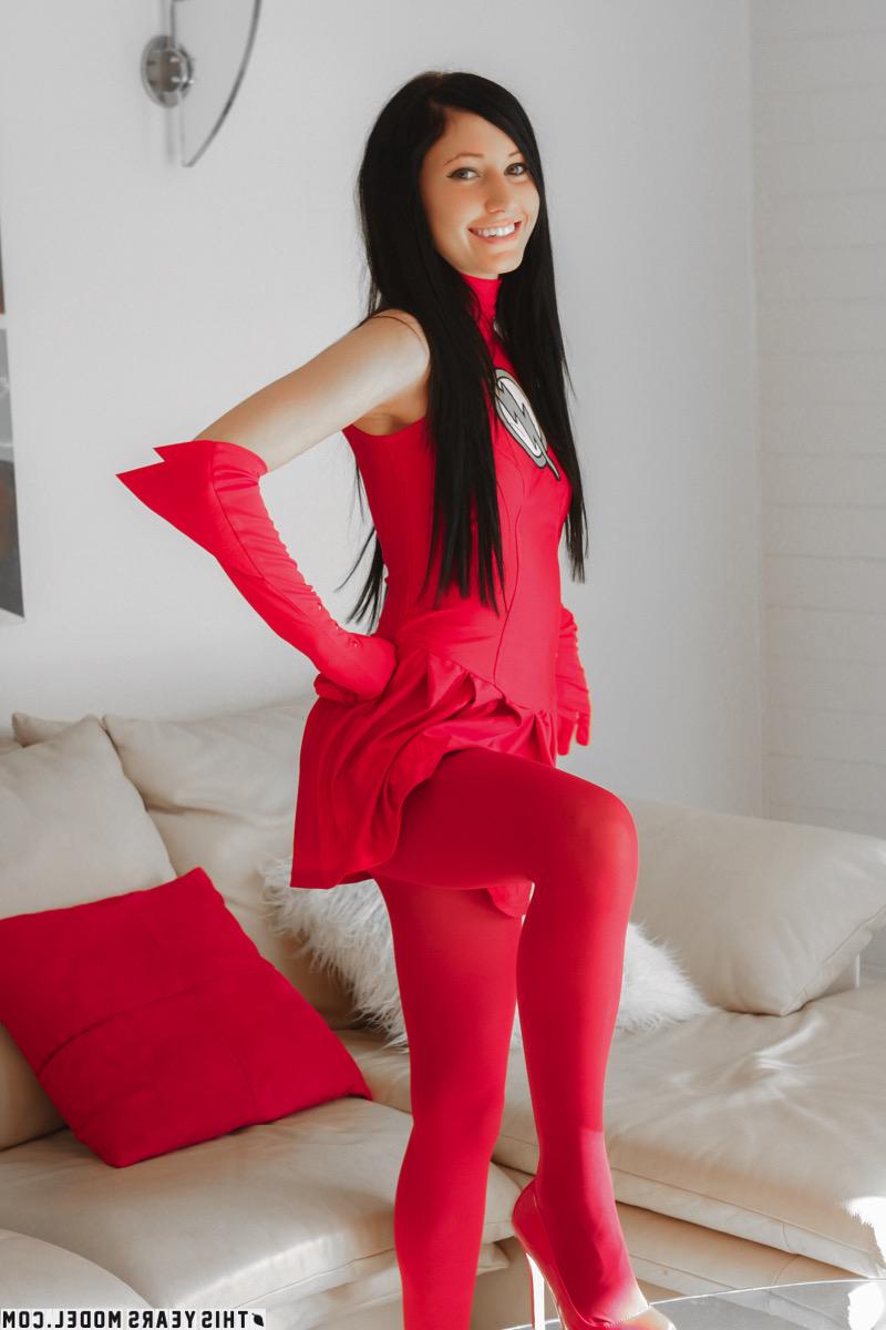 10P A morena amadora Catie Minx libera sua buceta da pista de pouso de uma roupa fofa