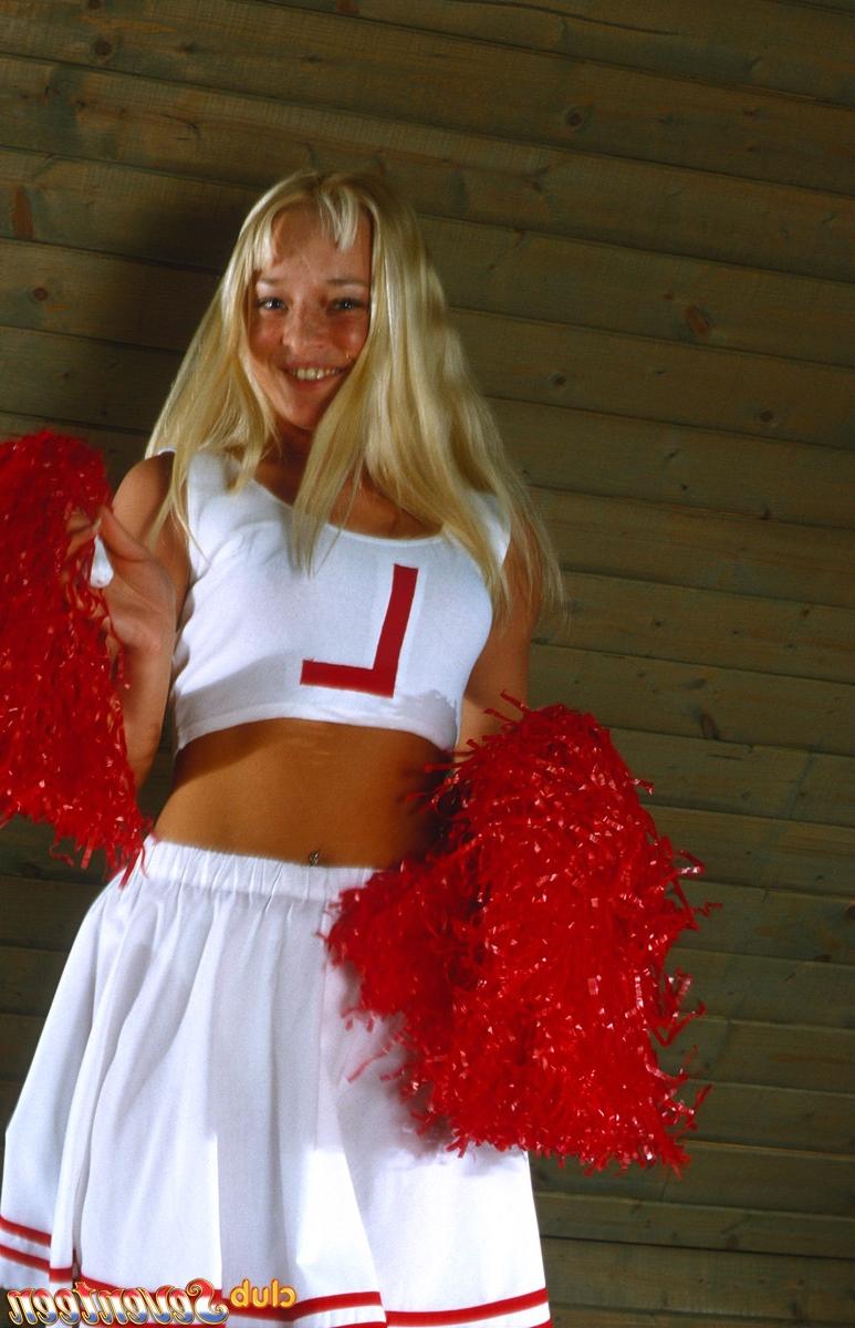 15P Une pom-pom girl blonde fait plaisir à sa chatte taillée sur un lit en chaussettes